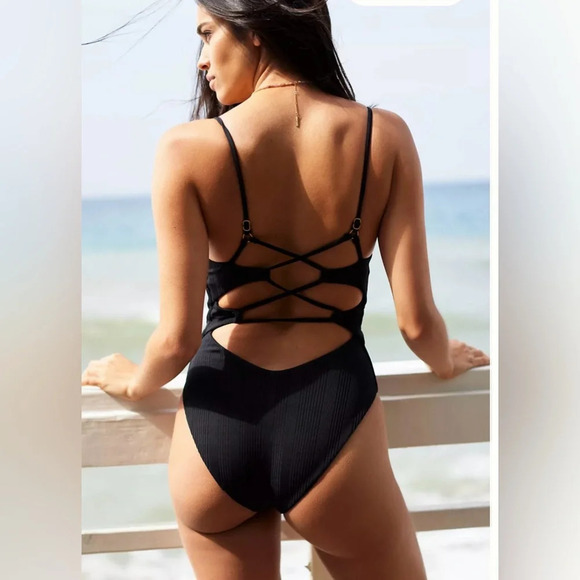 L Space Gianna Classic One-Piece Swimsuit in Black Medium $194.00 MSRP - Picture 1 of 7